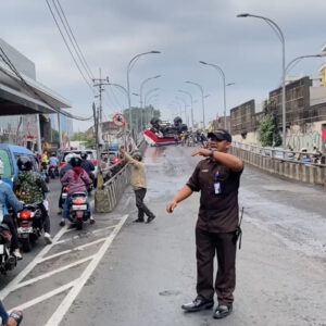 Truk Tetes Tebu Terguling Di Flyover Mergosono Pada Senin Sore (//)