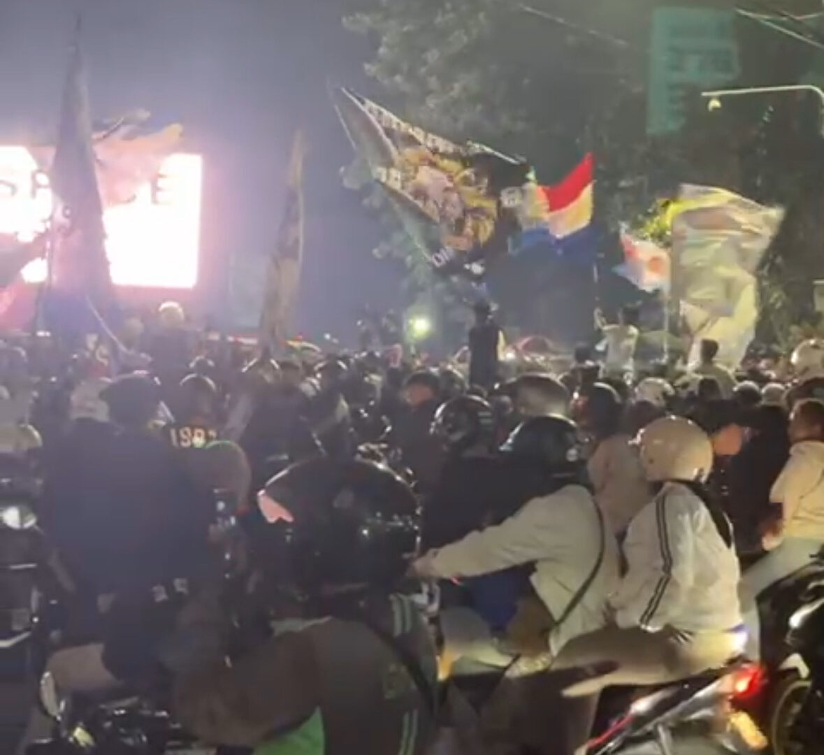 Aremania Berkumpul Di Depan Stasiun Kota Malang Malam Hari