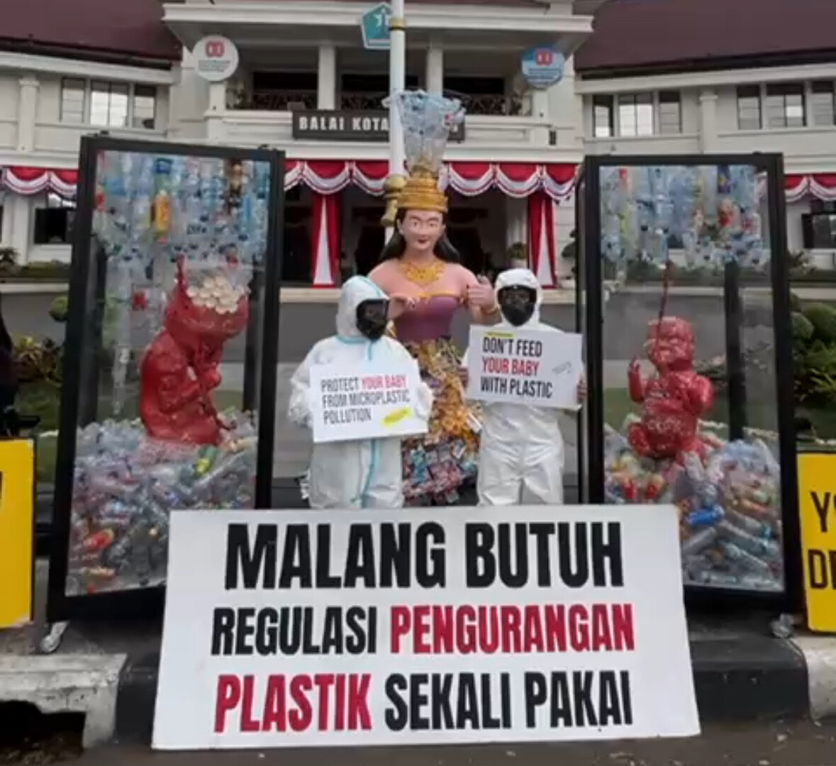 Aktivis Ecoton Membawa Spanduk Tuntutan Perda Larangan Plastik Sekali Pakai Di Depan Balai Kota Malang, Rabu 13 Agustus 2025