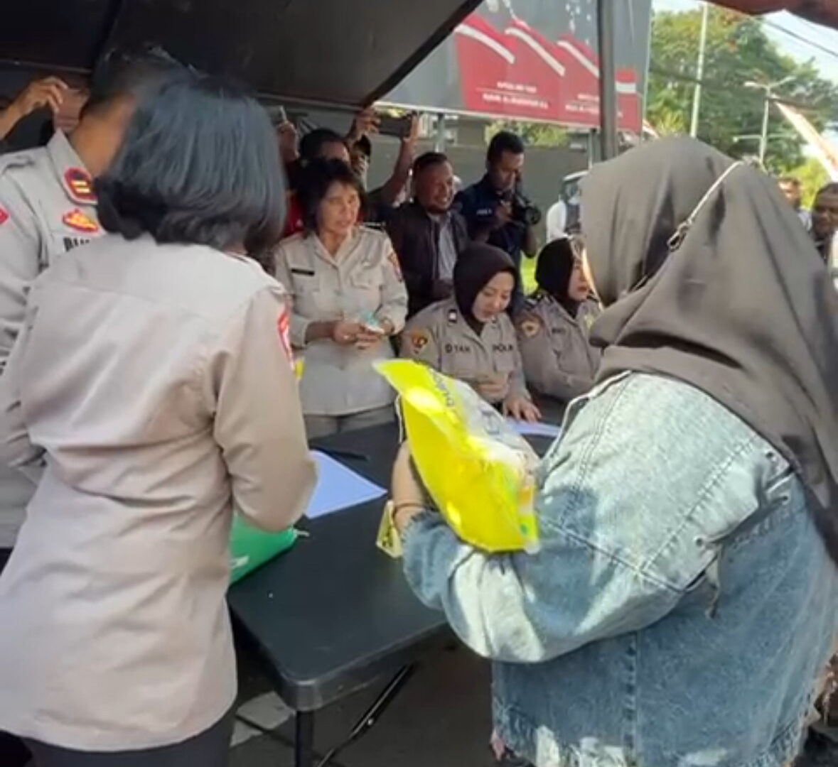 Warga Antre Membeli Beras Murah Dalam Program Penyaluran Polresta Malang Kota