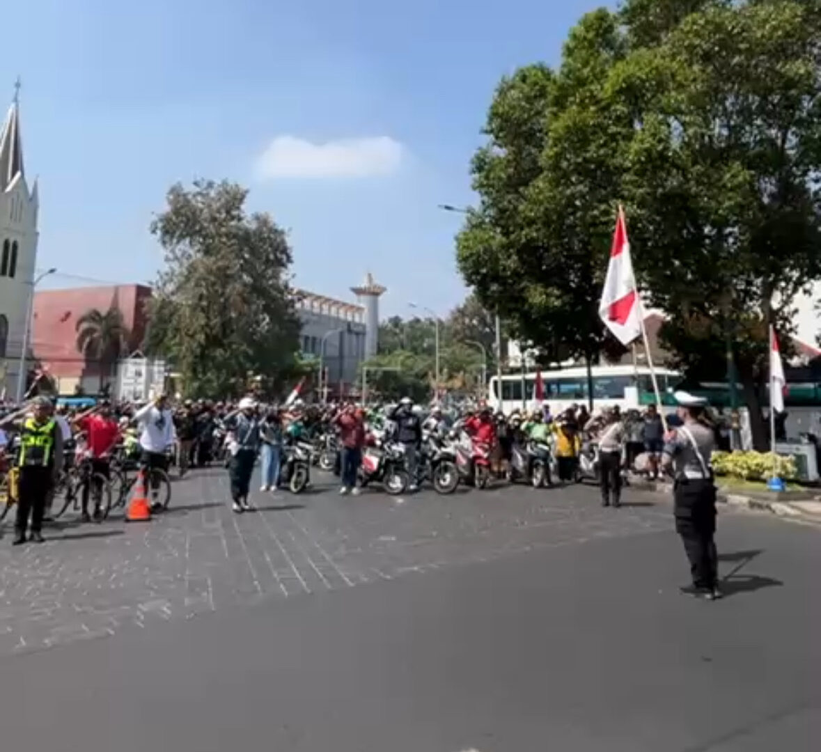 Pengendara Motor Dan Mobil Di Malang Berhenti Sejenak Mengikuti Penghormatan Bendera Merah Putih Di Jalan Raya