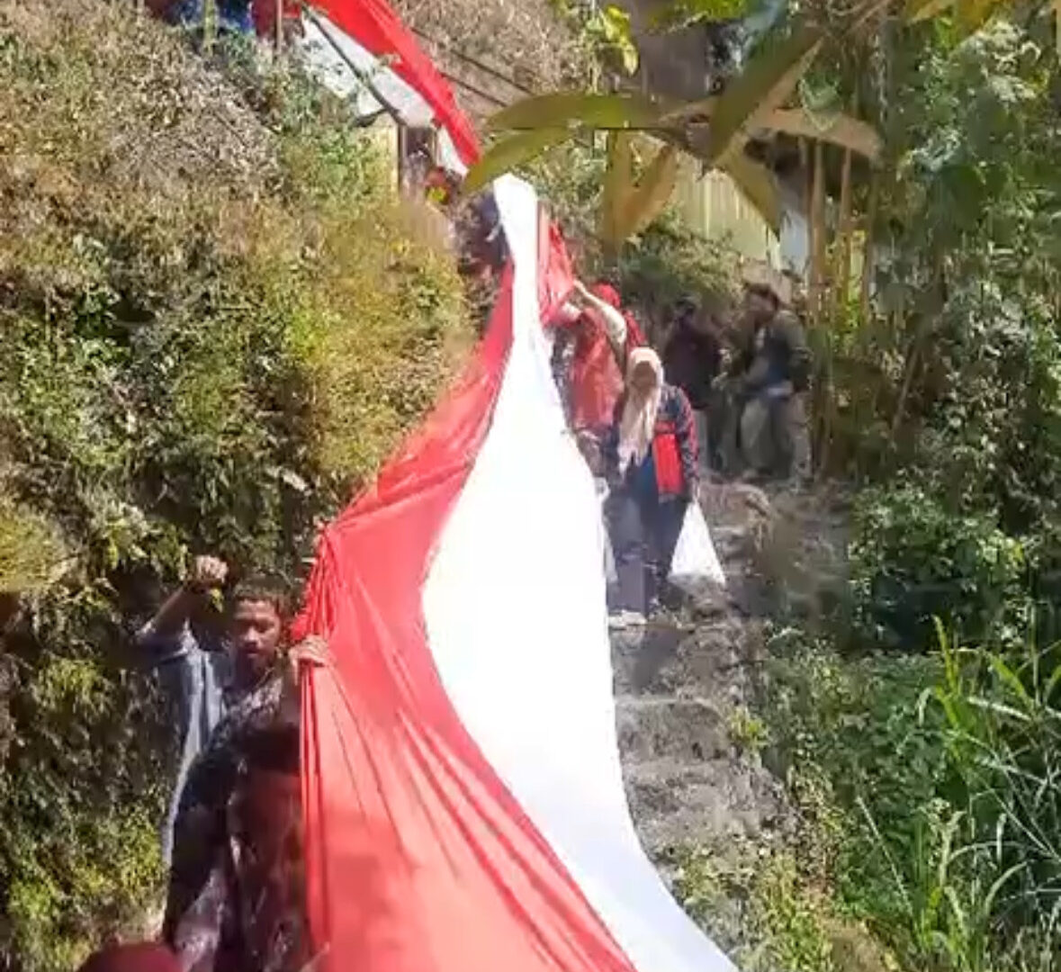 Warga Dan Komunitas Budaya Malang Mengenakan Kebaya Saat Mengarak Bendera Merah Putih Di Sungai Brantas