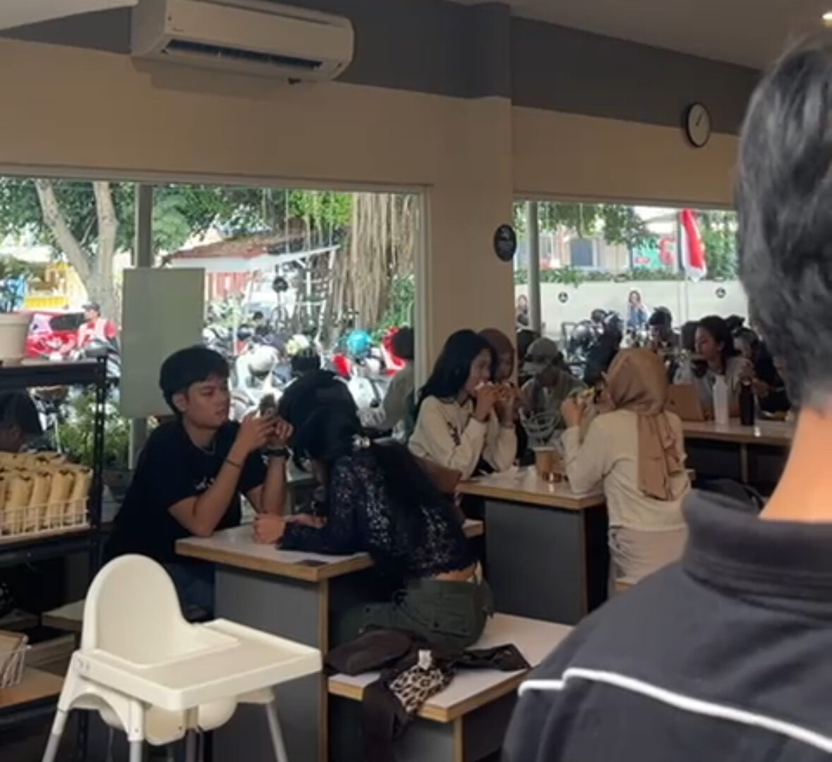 Suasana Di Kafe Kota Malang Tanpa Hiburan Musik, Hanya Percakapan Pengunjung