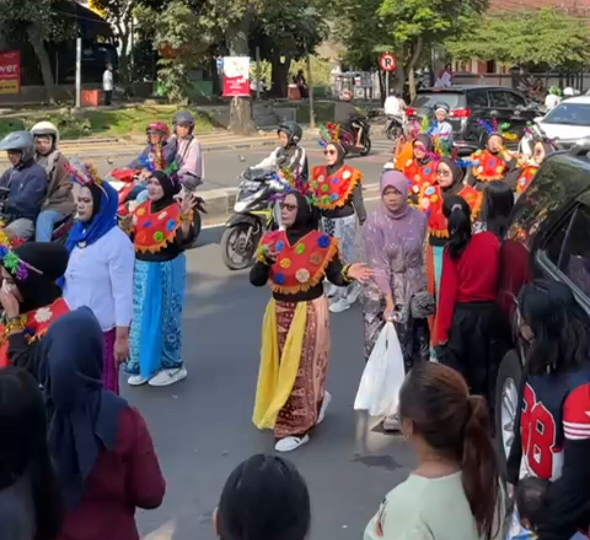 Warga Bareng Raya Malang Mengikuti Karnaval HUT RI Ke-80 Dengan Kostum Budaya Nusantara