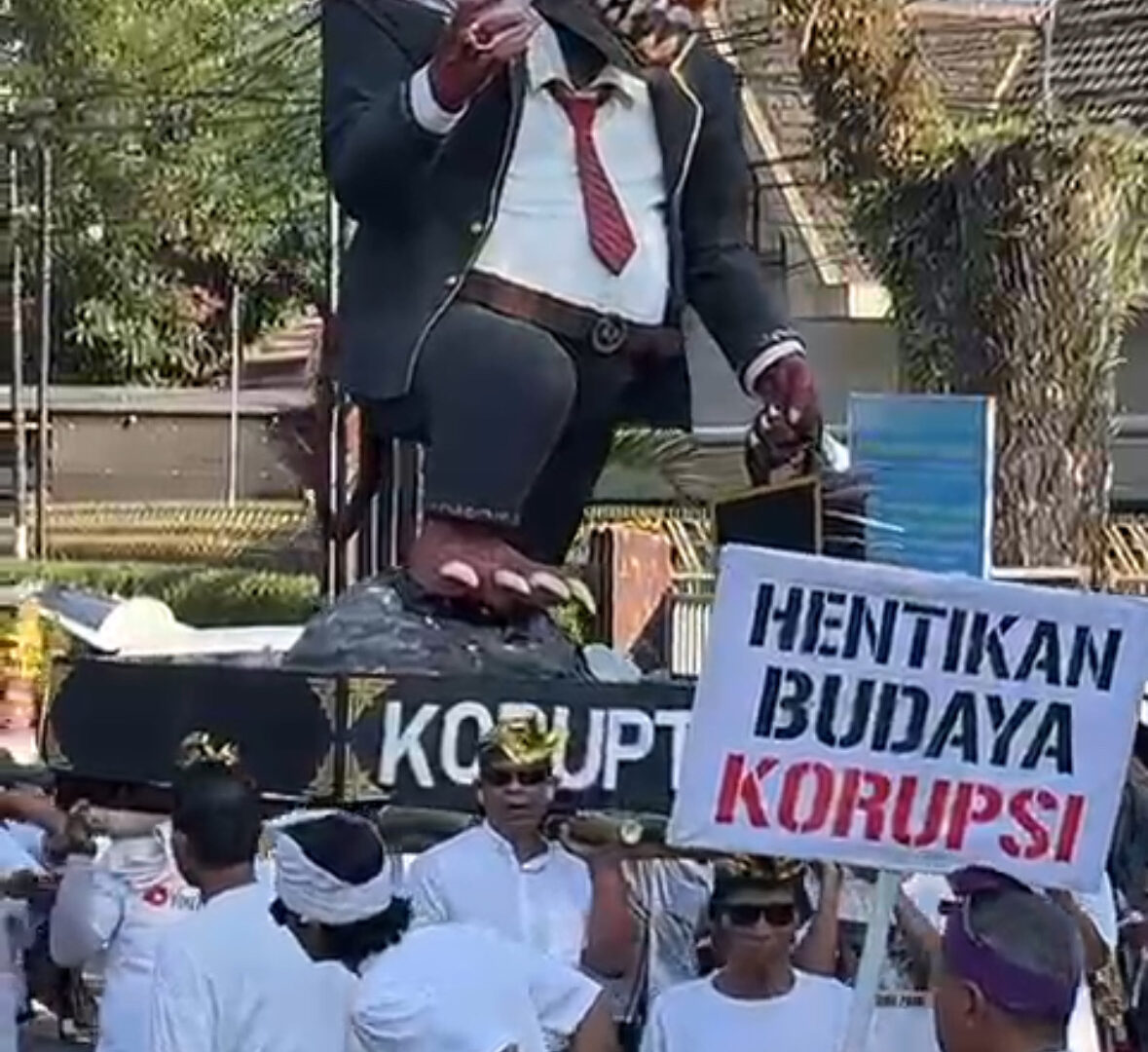 Warga RT 11 Bareng Raya Malang Membawa Patung Tikus Bertuliskan Koruptor Dalam Karnaval Budaya HUT RI Ke-80