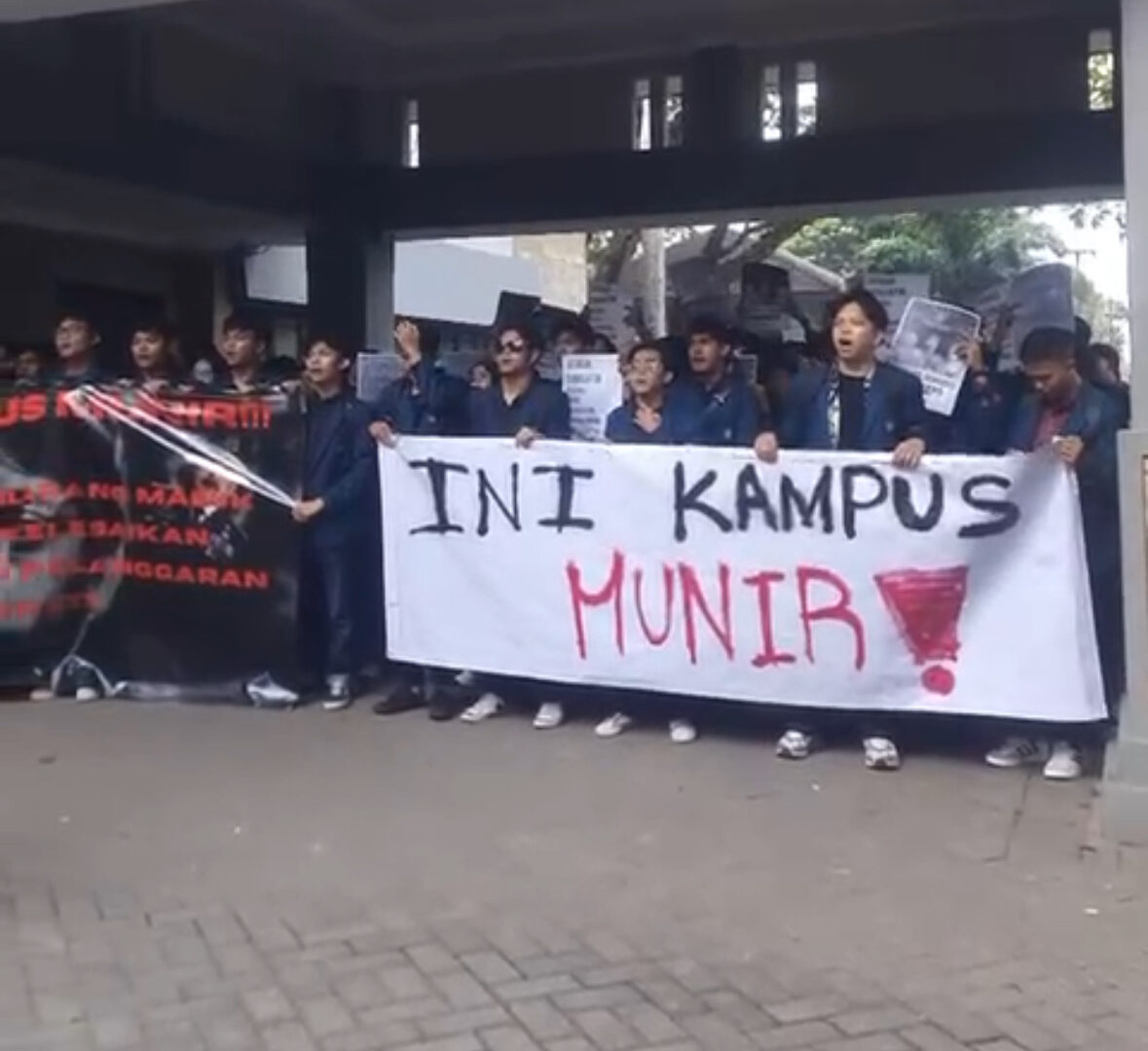 Mahasiswa UB Gelar Aksi September Hitam Menuntut Penuntasan Kasus Munir Di Depan Samantha Krida Malang