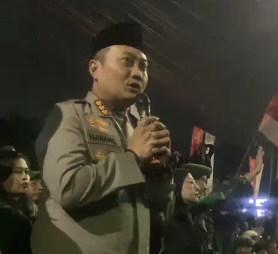 Kapolresta Malang Kota Kombes Pol Nanang Haryono Menyampaikan Permintaan Maaf Di Hadapan Massa Aksi