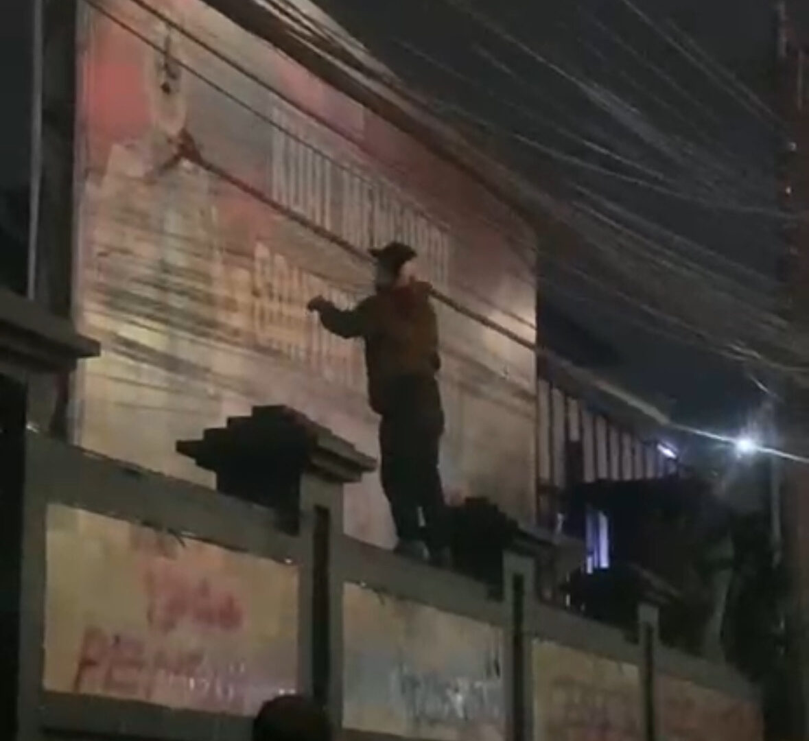Massa Aksi Merusak Banner Di Depan Polresta Malang Kota