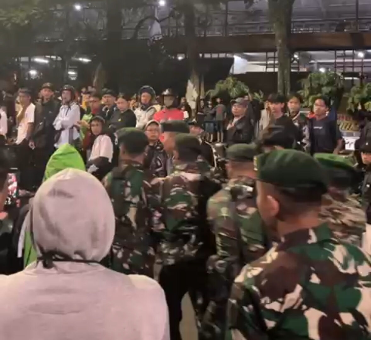 Proses Evakuasi Massa Demo Yang Terluka