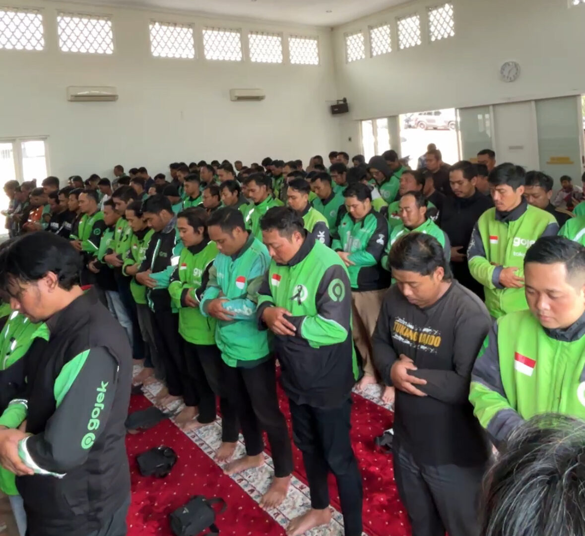 Puluhan Driver Ojol Mengikuti Shalat Gaib Dan Doa Bersama Di Polresta Malang Kota