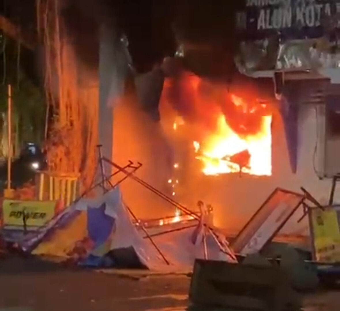 Suasana Pos Polisi Terbakar Usai Demo Ricuh Di Kota Malang