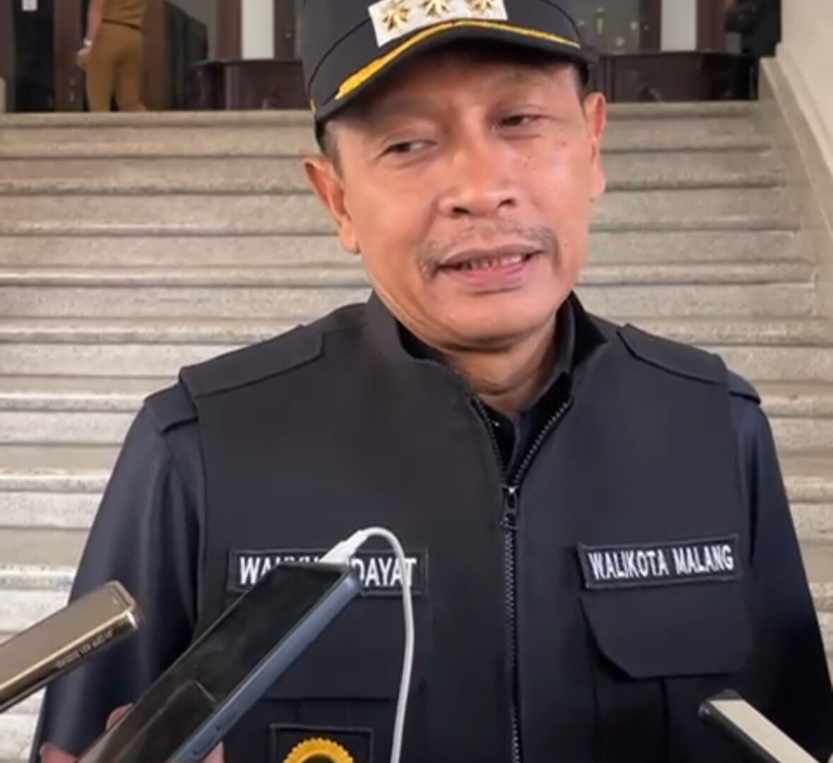 Wali Kota Malang Wahyu Hidayat Memberikan Keterangan Kepada Media