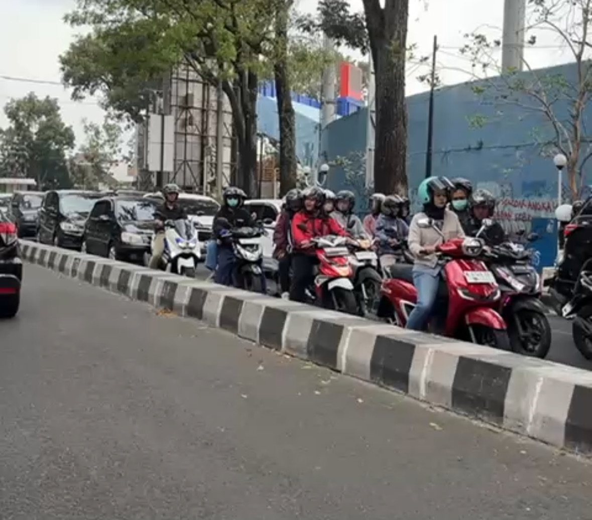 Kepadatan Lalu Lintas Di Jalan Semeru Kota Malang Saat Libur Maulid Nabi