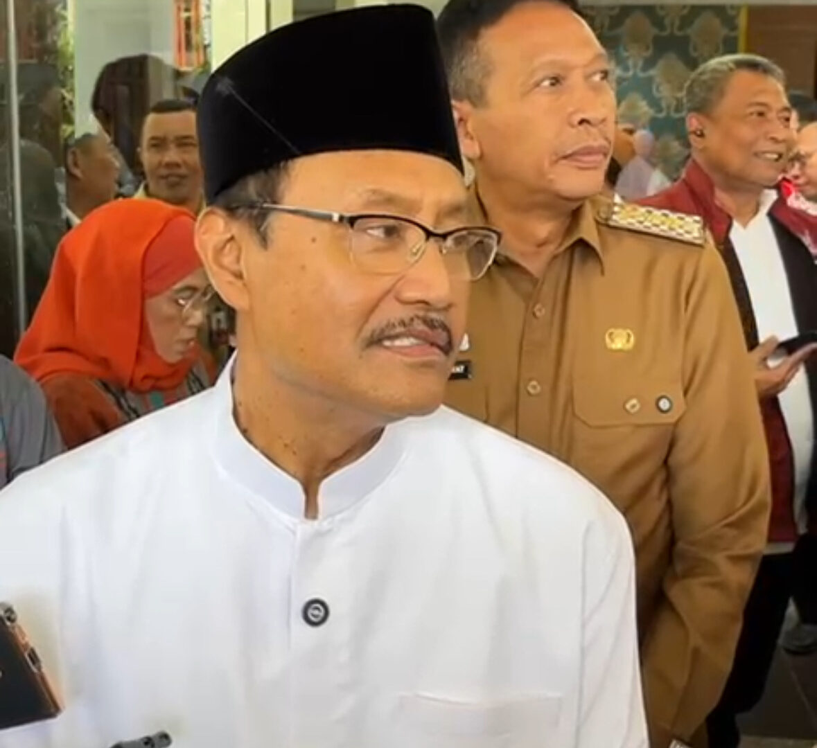 Mensos Gus Ipul Memberikan Pernyataan Terkait Insiden Pembakaran Gedung Grahadi