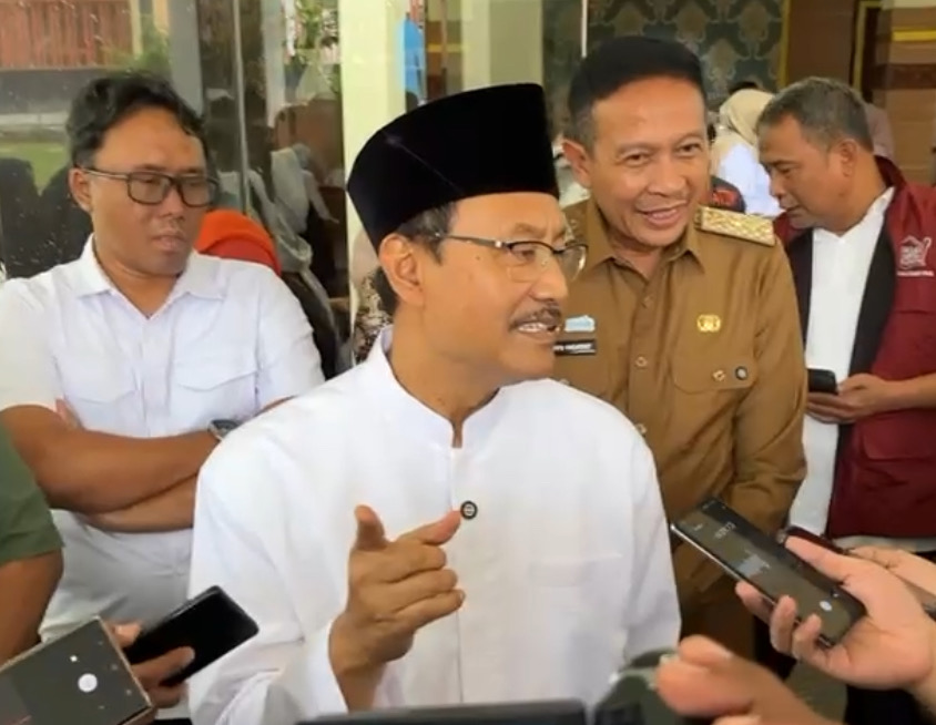 Mensos Gus Ipul Memberi Keterangan Soal Laptop Sekolah Rakyat Di Malang