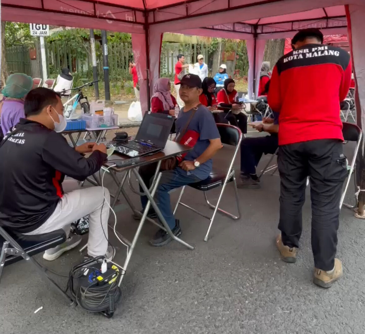 Warga Malang Mengunjungi Stand PMI Untuk Mengenal Layanan Kesehatan Dan Penanggulangan Bencana