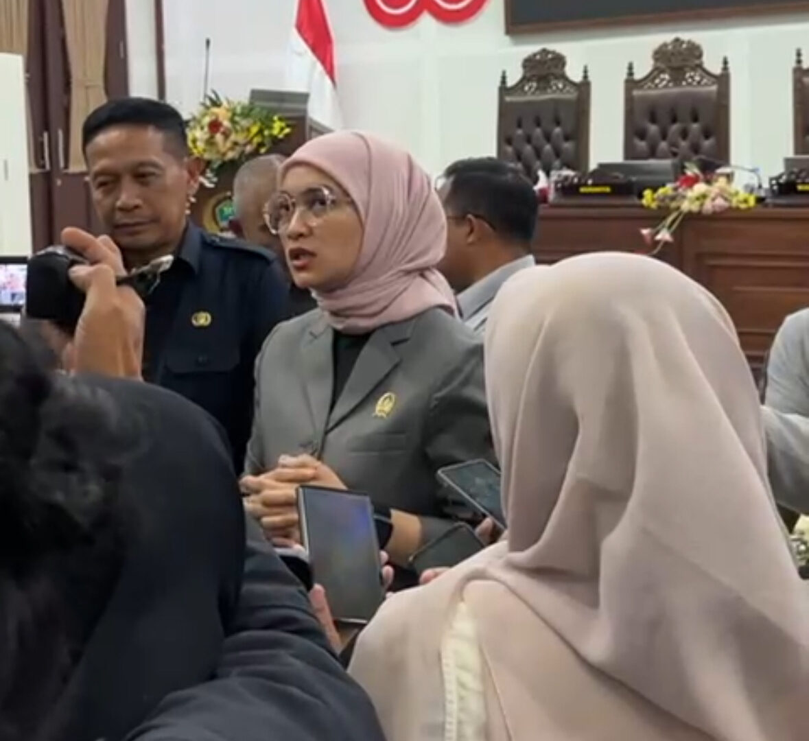 Ketua DPRD Kota Malang, Amithya Ratnanggani Sirraduhita, Saat Memberikan Keterangan Pers Terkait Efisiensi Anggaran