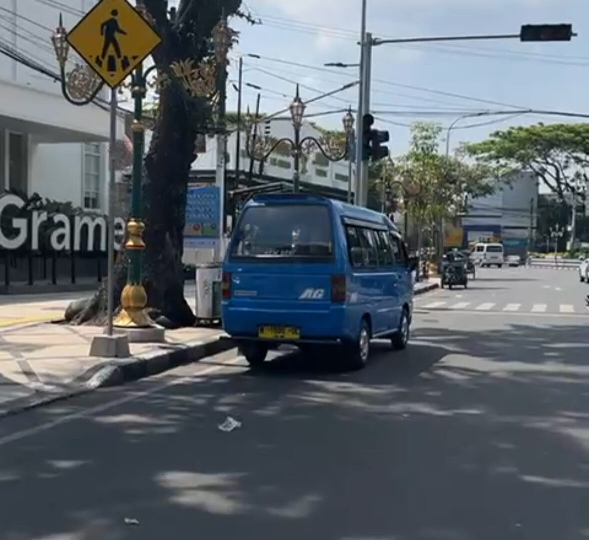Angkot Khas Kota Malang Yabg Melintas Di Kawasan Kayutangan