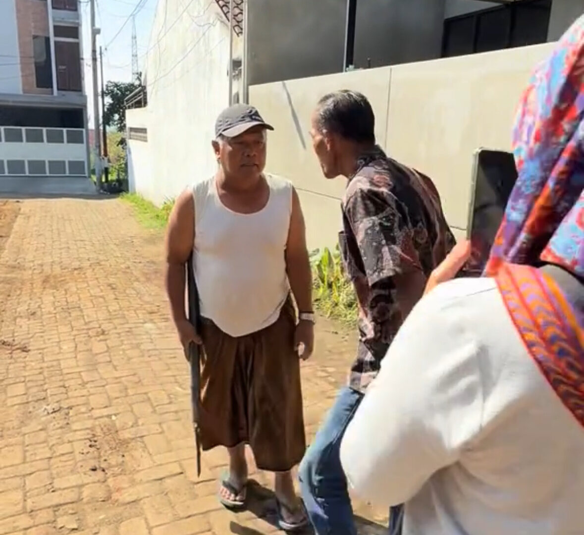 Tangkapan Layar Video Cekcok Dosen UIN Malang Dengan Tetangga Yang Viral Di Media Sosial