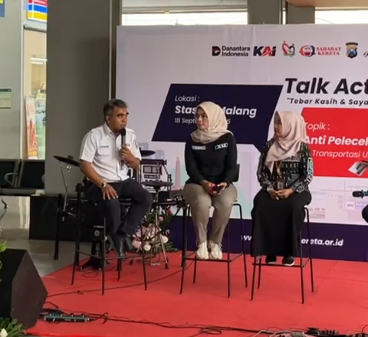 Petugas KAI Bersama Komunitas Dan Kepolisian Saat Sosialisasi Anti Pelecehan Seksual Di Stasiun Malang