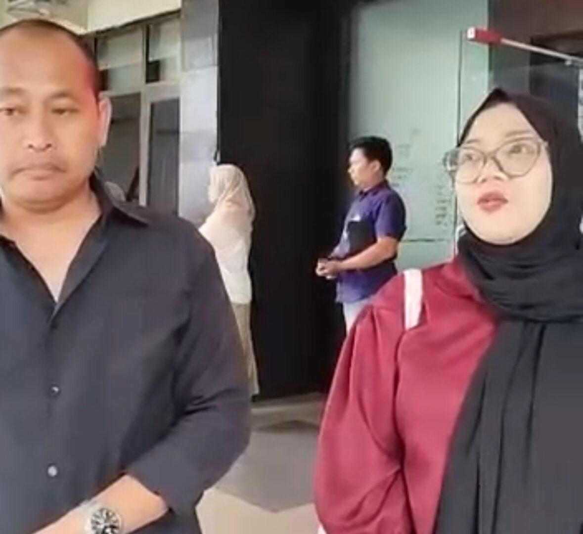 Sahara Ditemani Kuasa Hukum Memberikan Keterangn Kepada Wartawan Di Polresta Malang Kota