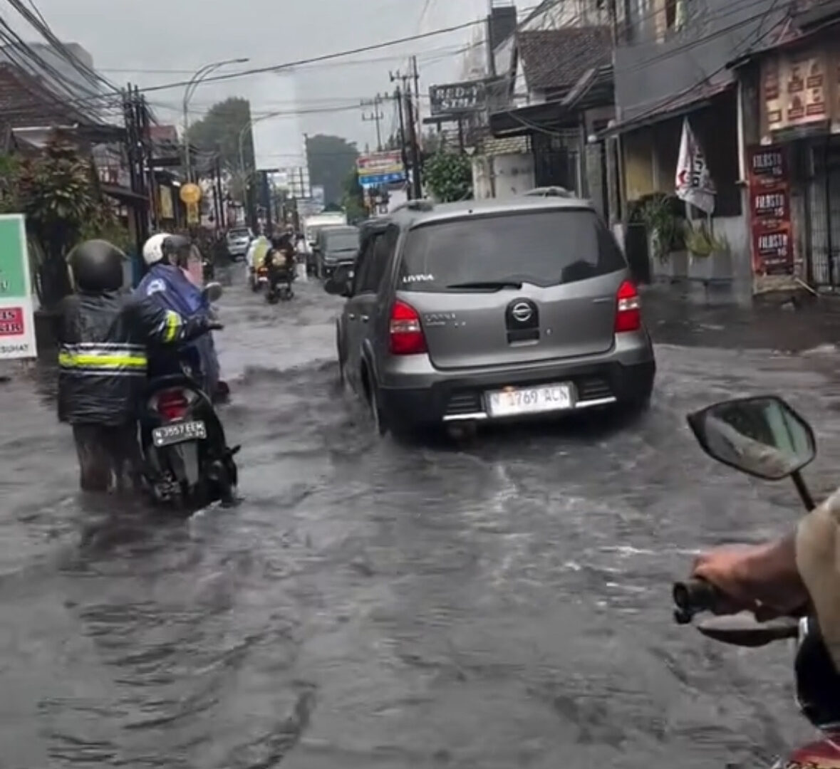 Banjir Menggenangi Kawasan Jalan Galunggung Kota Malang