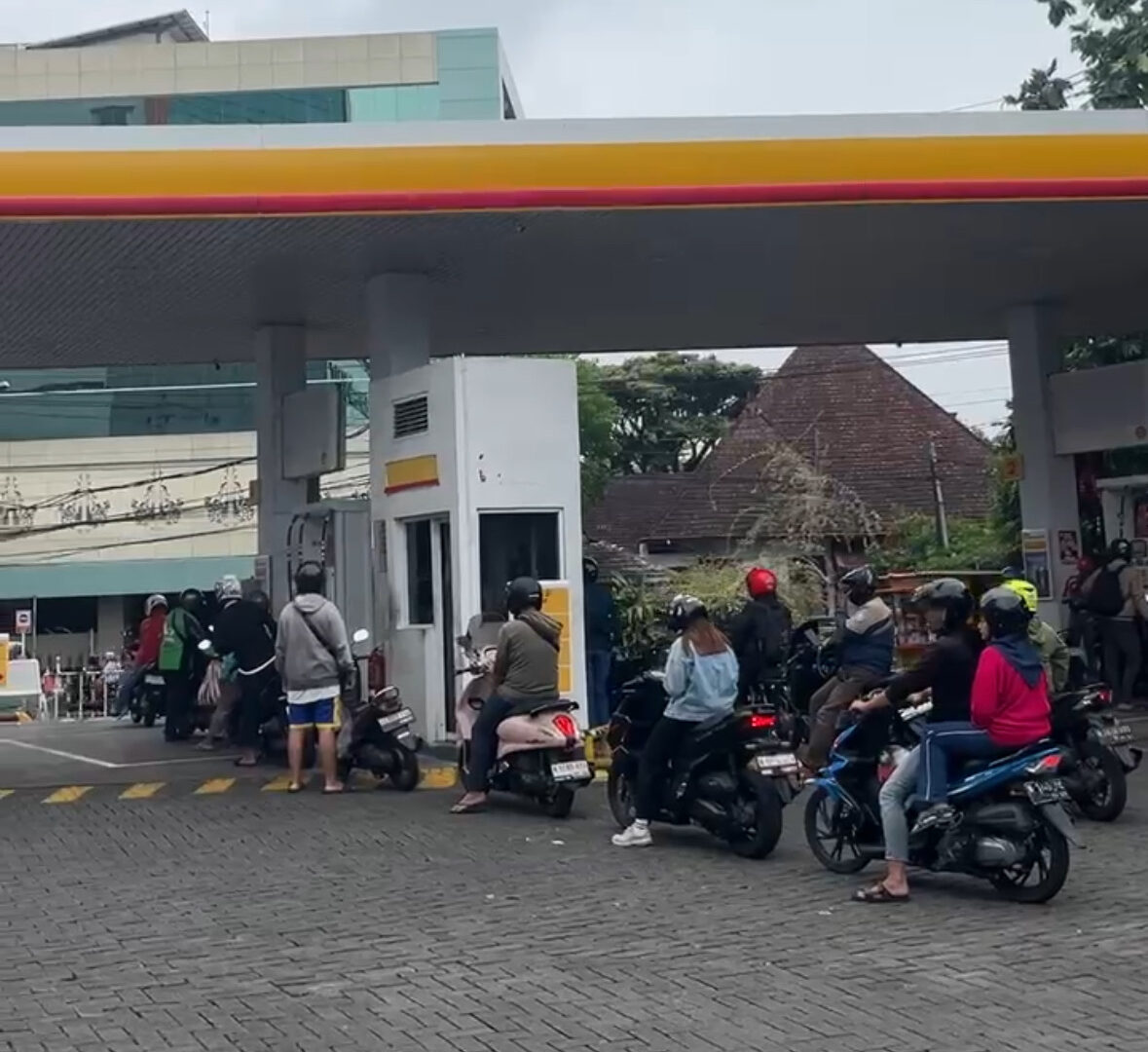 Antrean Kendaraan Di SPBU Shell Kota Malang