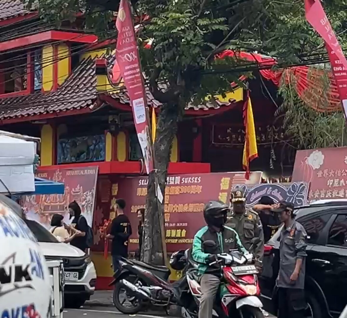 Suasan Kelenteng Eng An Kiong Pada Jumat Siang