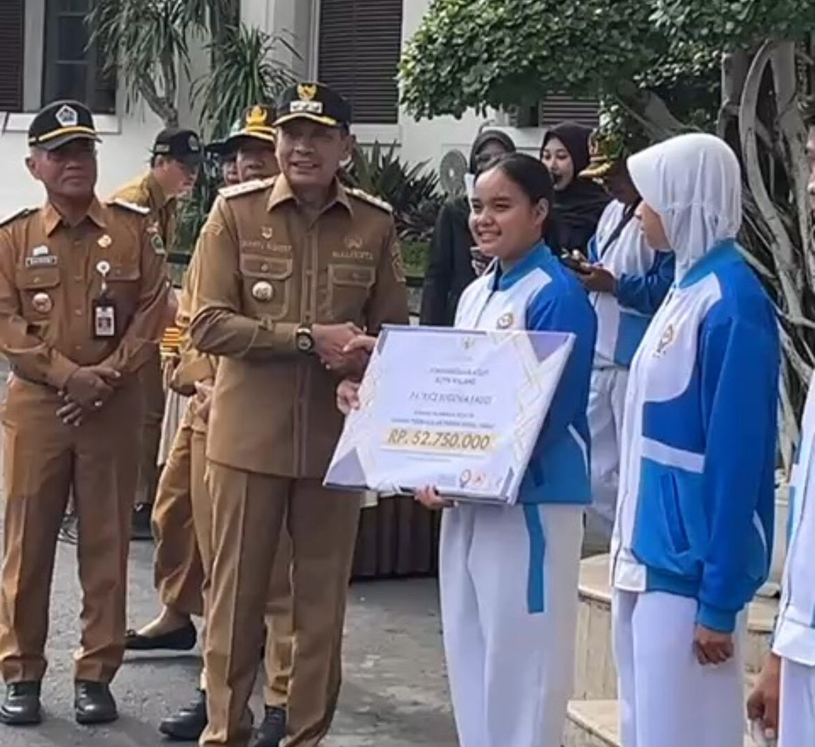 Wali Kota Malang Serahkan Bonus Atlet Porprov Jatim