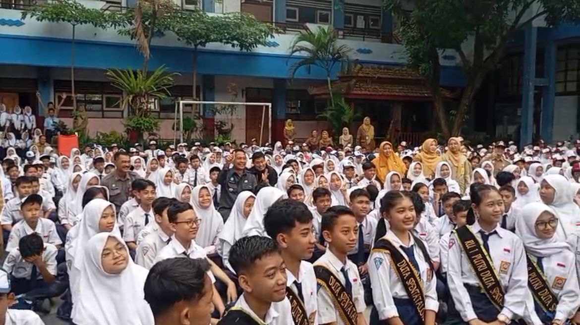 Pembagian Seragam Gratis Di Salah Satu Sekolah Kota Malang