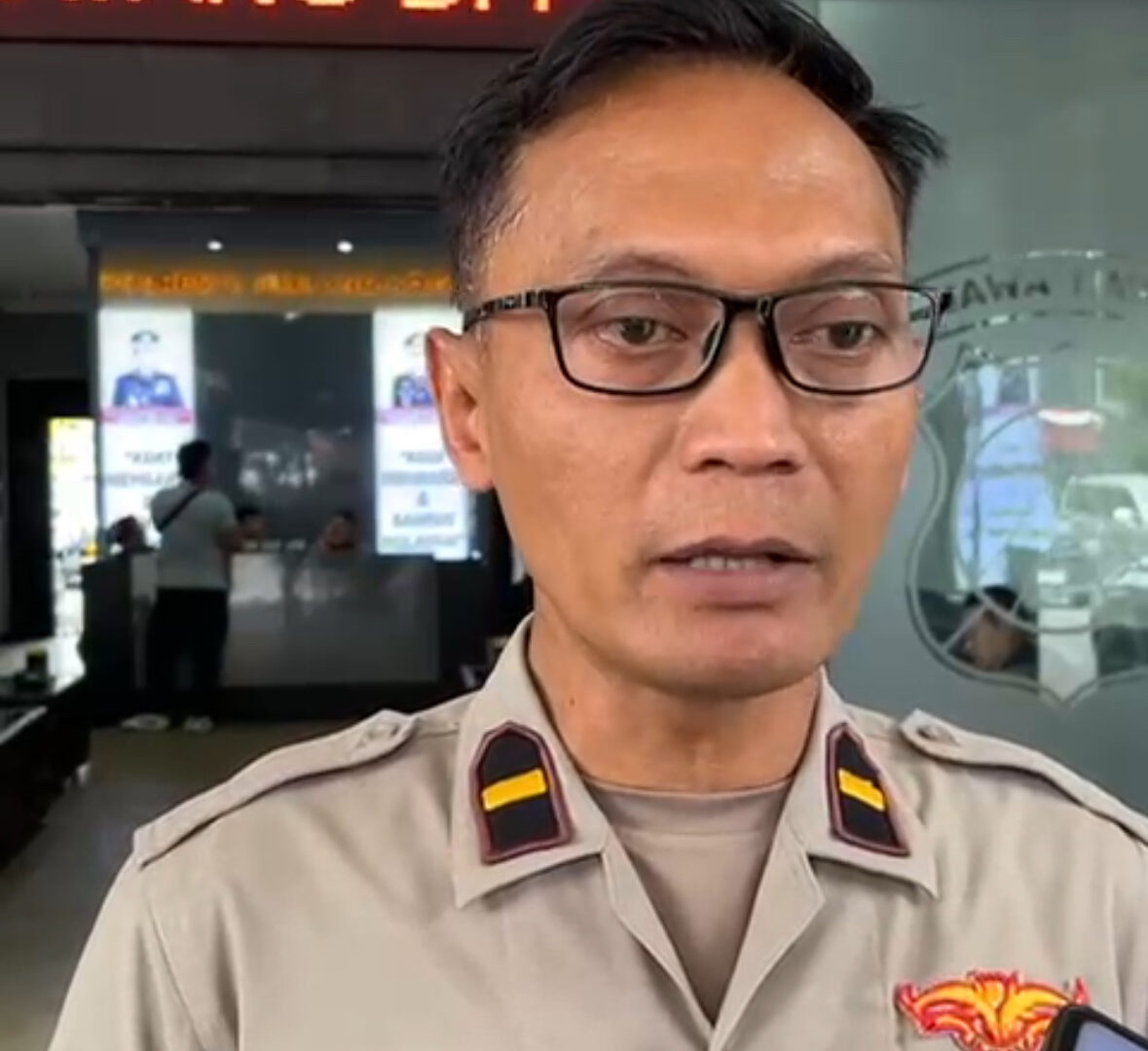 Kasihumas Polresta Malang Kota Memberikan Keterangan Kepada Wartawan