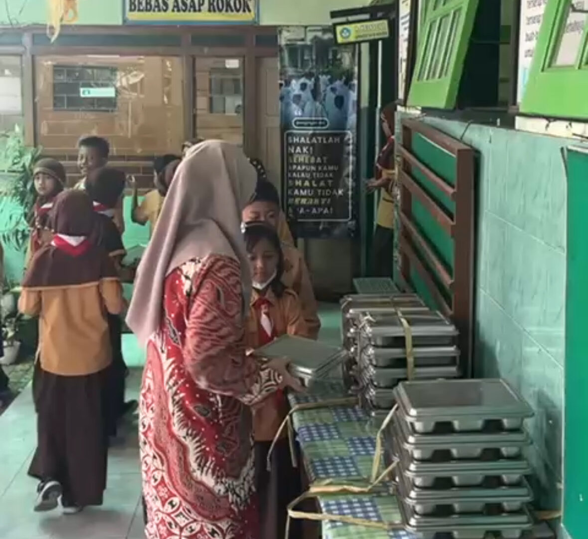 Suasana Pembagian MBG Di SDN Dinoyo Kota Malang
