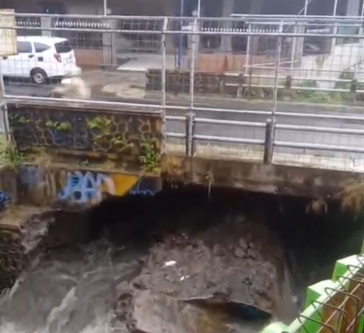 Kondisi Jembatan Sonokembang Pandanwangi Ambrol Pasca Hujan Deras