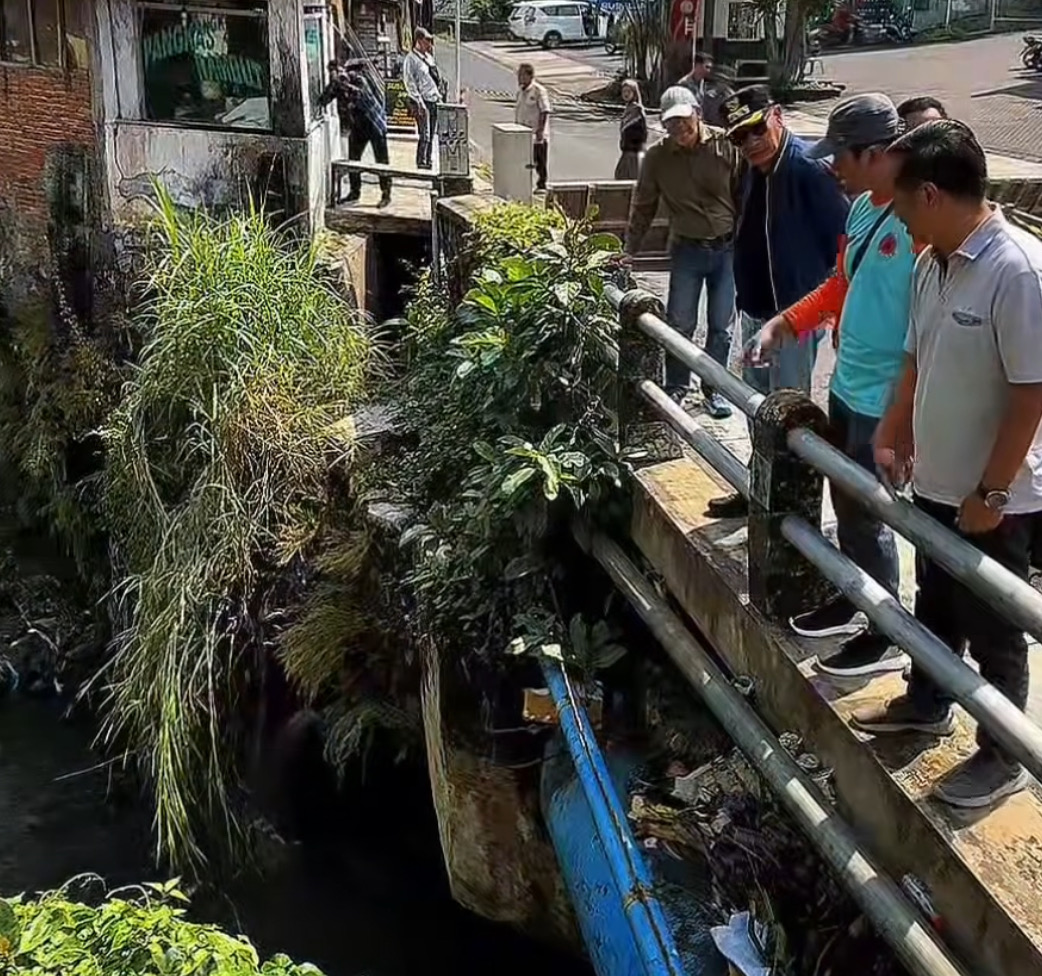 Peninjauan Lokasi Jembatan Sonokembang Malang Oleh Wali Kota Wahyu Hidayat