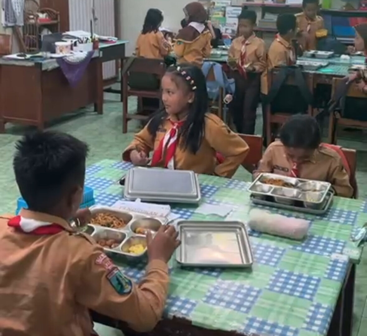 Siswa SDN Dinoyo Kota Malang Menikmati Menu MBG