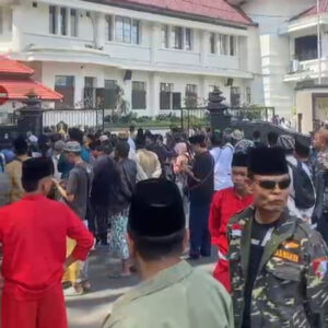 Aksi Damai Santri Malang Menggugat Di Depan Balai Kota Dan DPRD Kota Malang Boikot Trans7