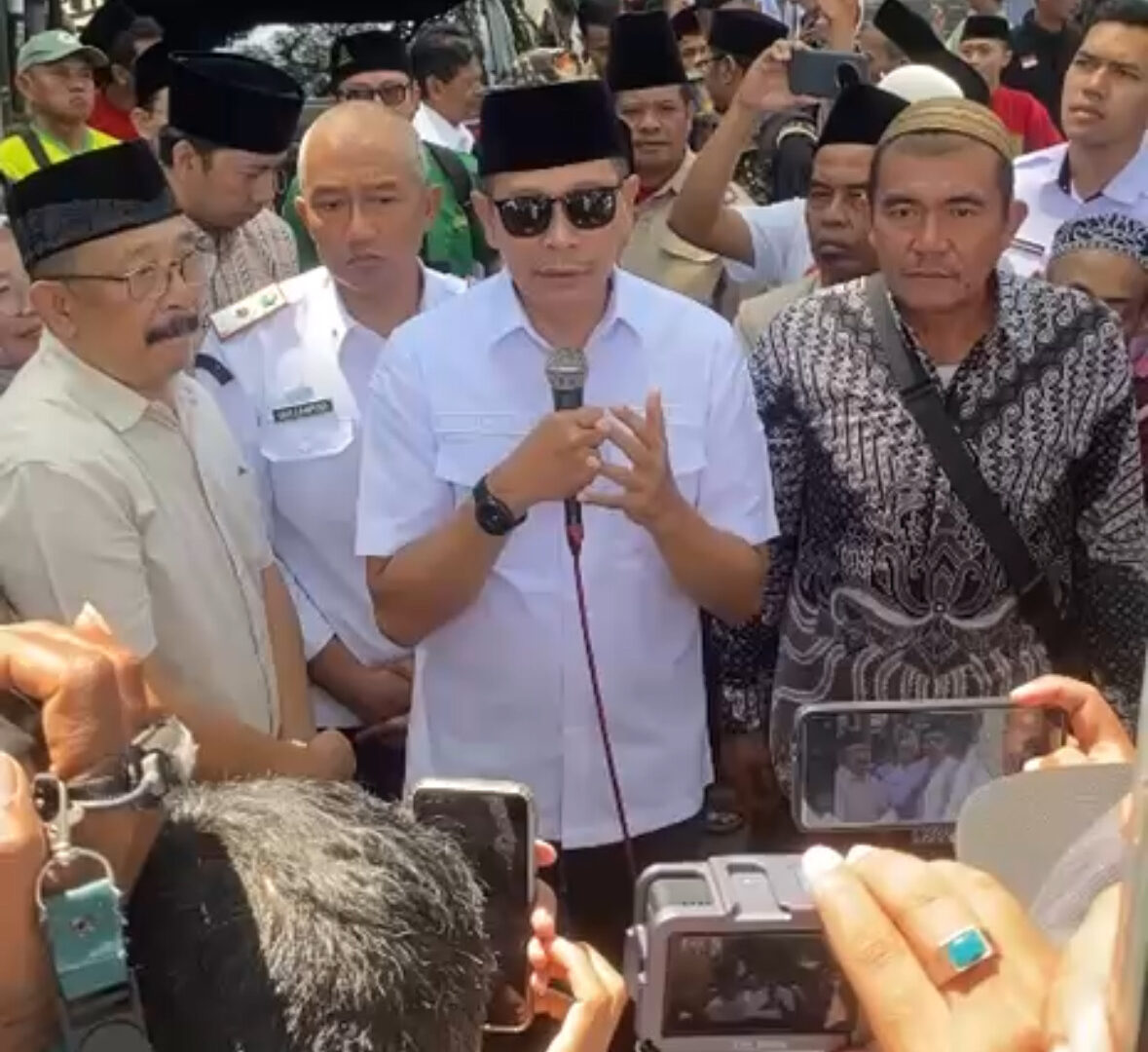 Wali Kota Malang Wahyu Hidayat Bersama Perwakilan Santri Usai Menerima Aspirasi Boikot Trans7