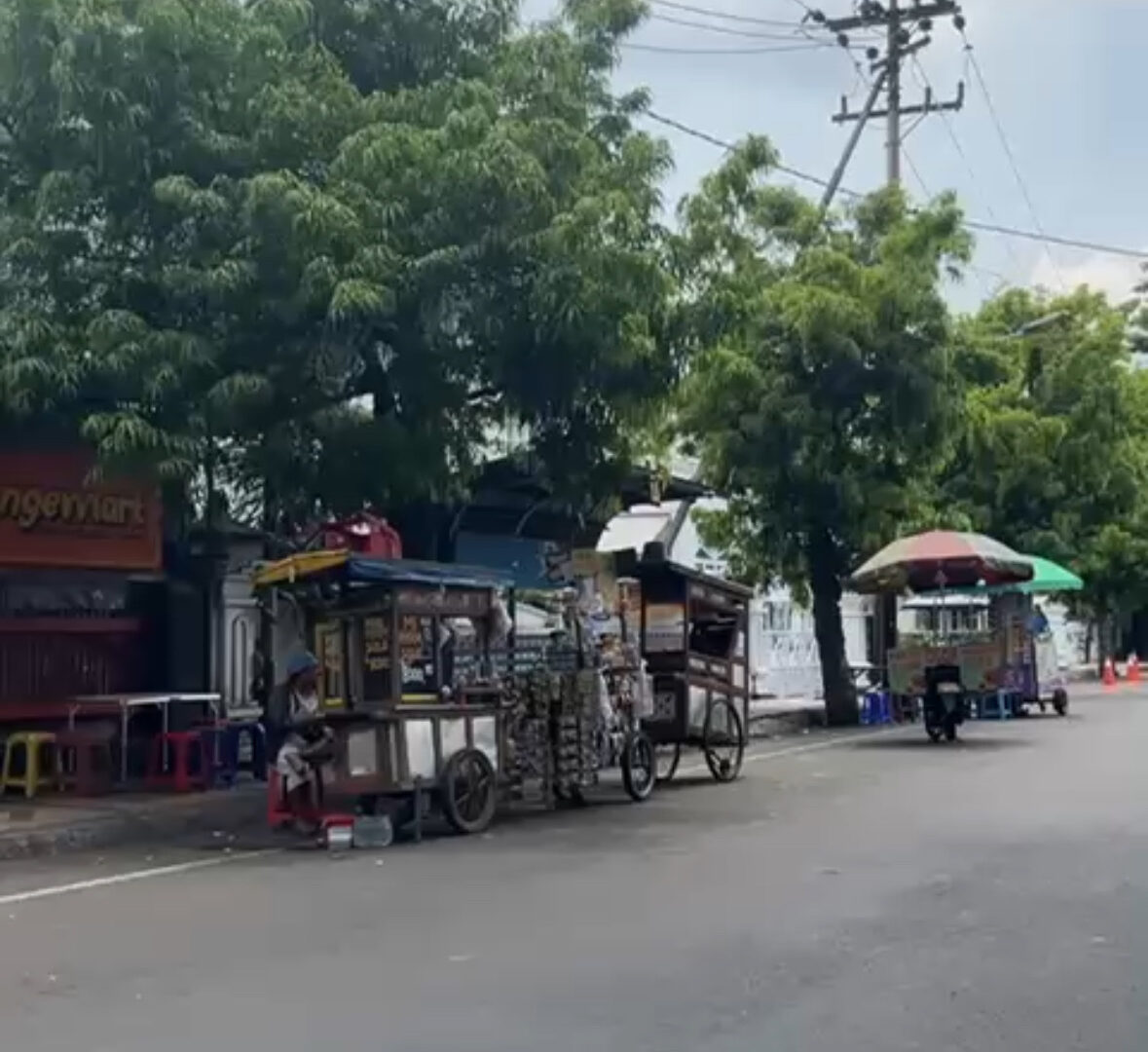 PKL Di Alun Alun Kota Malang Menjajakan Dagangannya