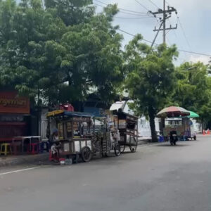 PKL Di Alun Alun Kota Malang Menjajakan Dagangannya