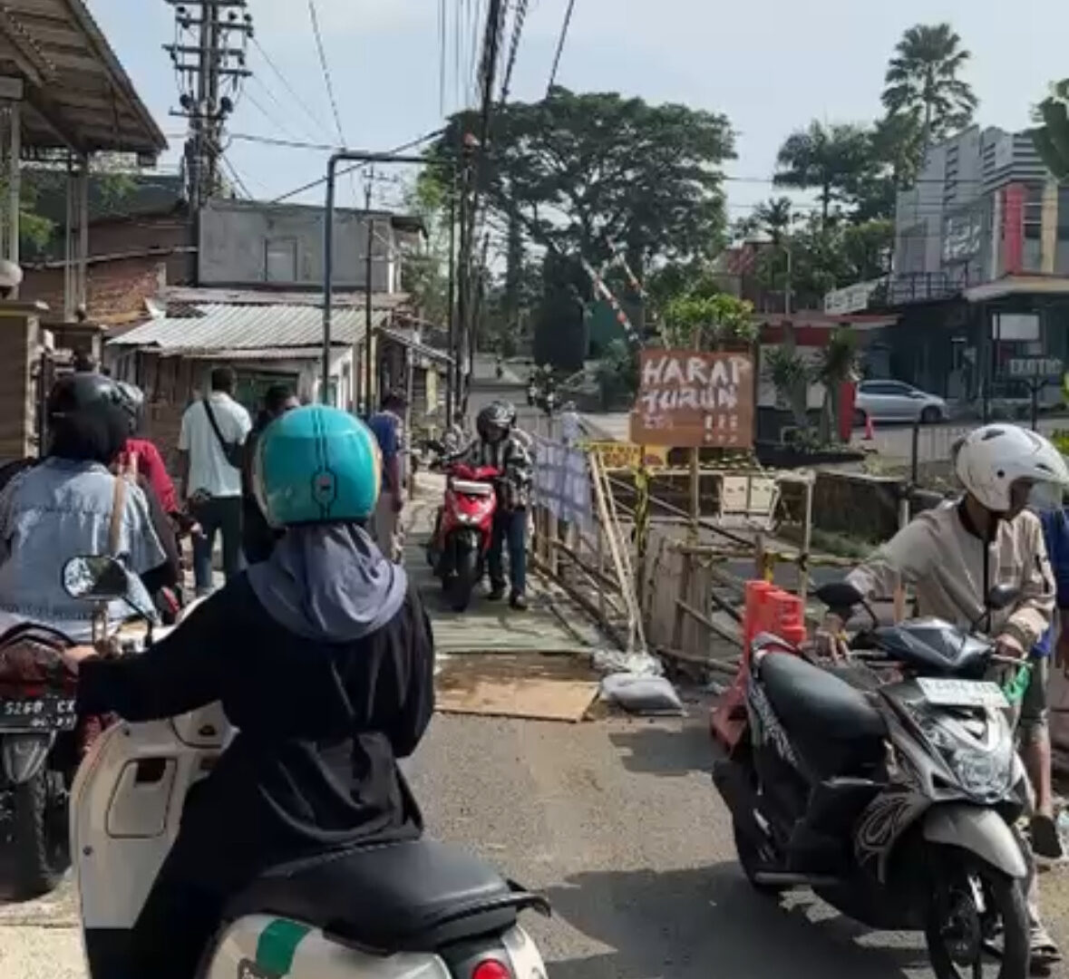 Pengendara Motor Melintas Di Jembatan Sementara Hasil Gotong Royong Warga