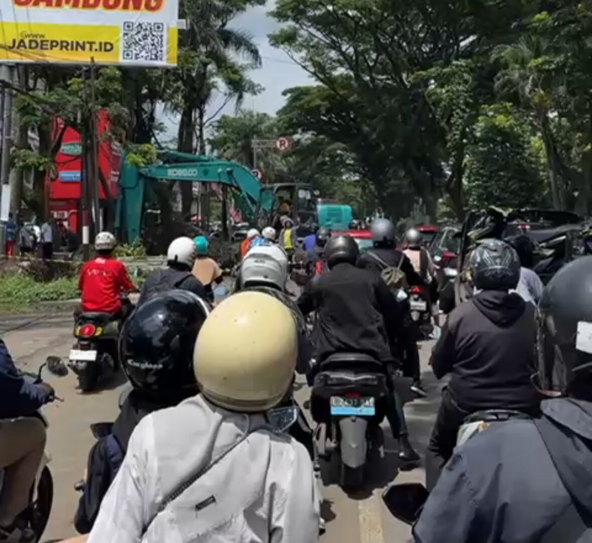Kemacetan Parah Di Jalan Suhat Malang Akibat Alat Berat Proyek Siang Hari