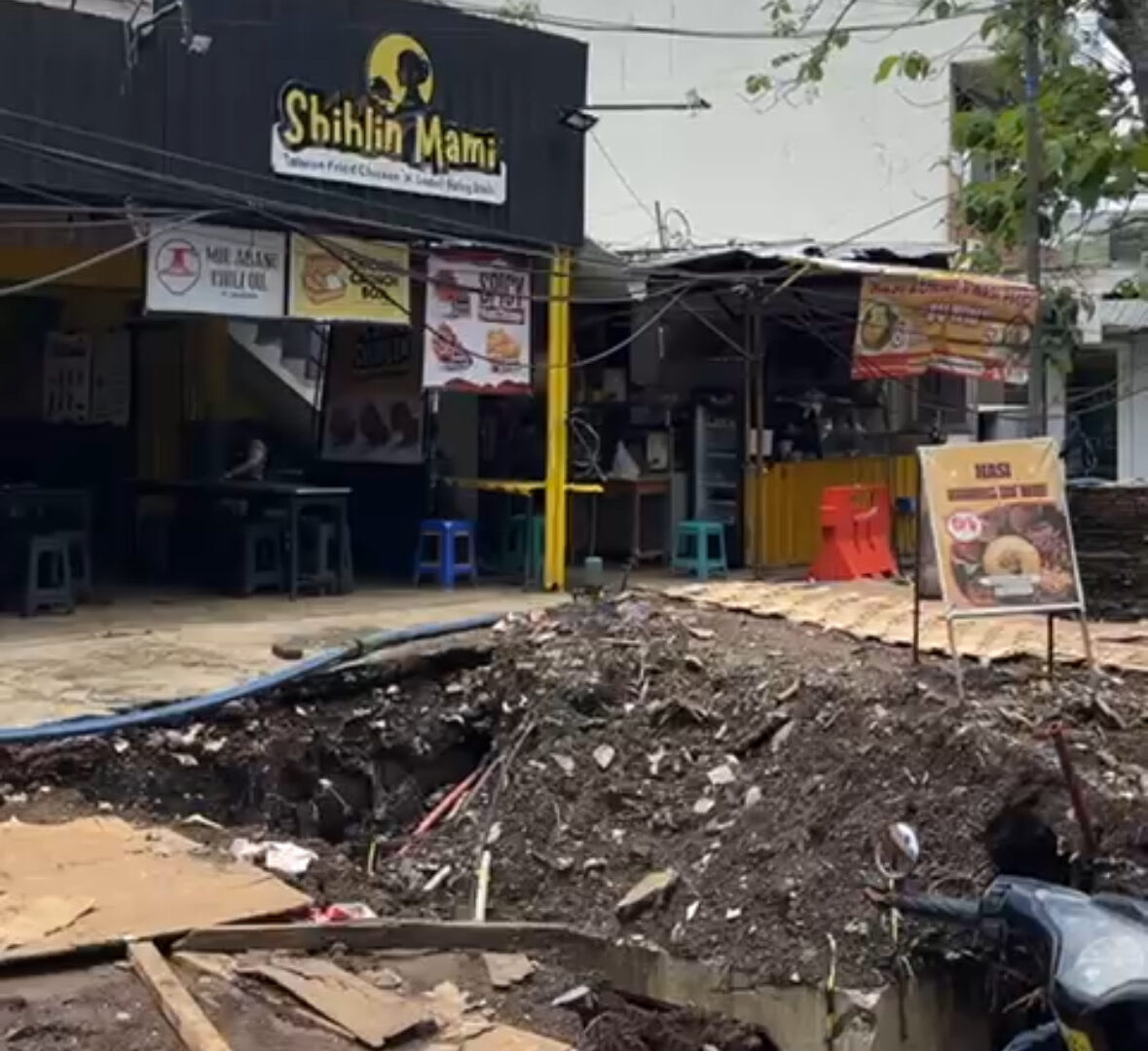 Salah Satu Warung Yang Terdampak Proyek Drainase Di Jalan Soekarno Hatta Malang