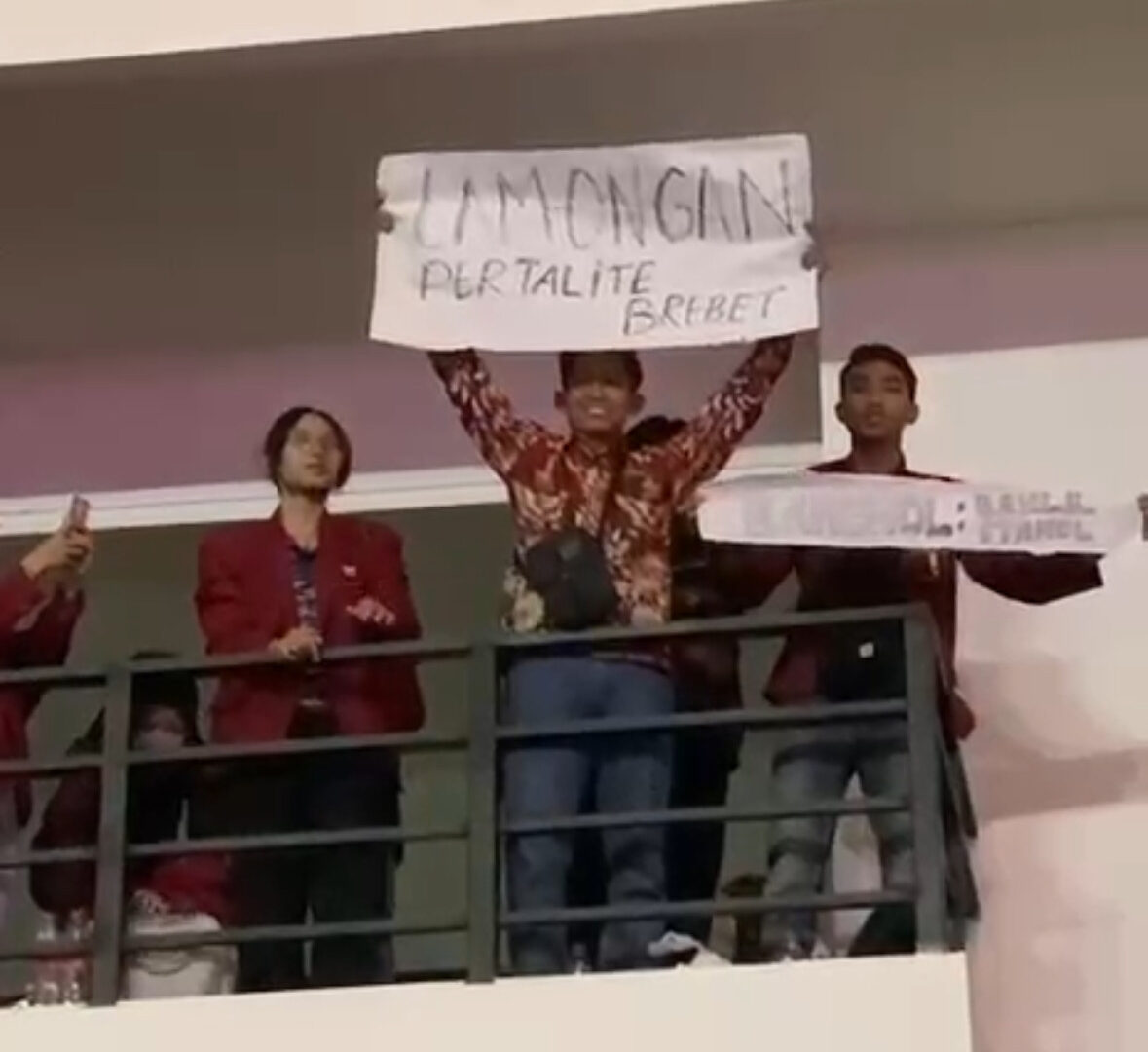 Mahasiswa Membentangkan Kertas Bertuliskan ‘Pertalite Mbrebet’ Sebagai Bentuk Protes Saat Kunjungan Menteri Bahlil Di UMM Malang.