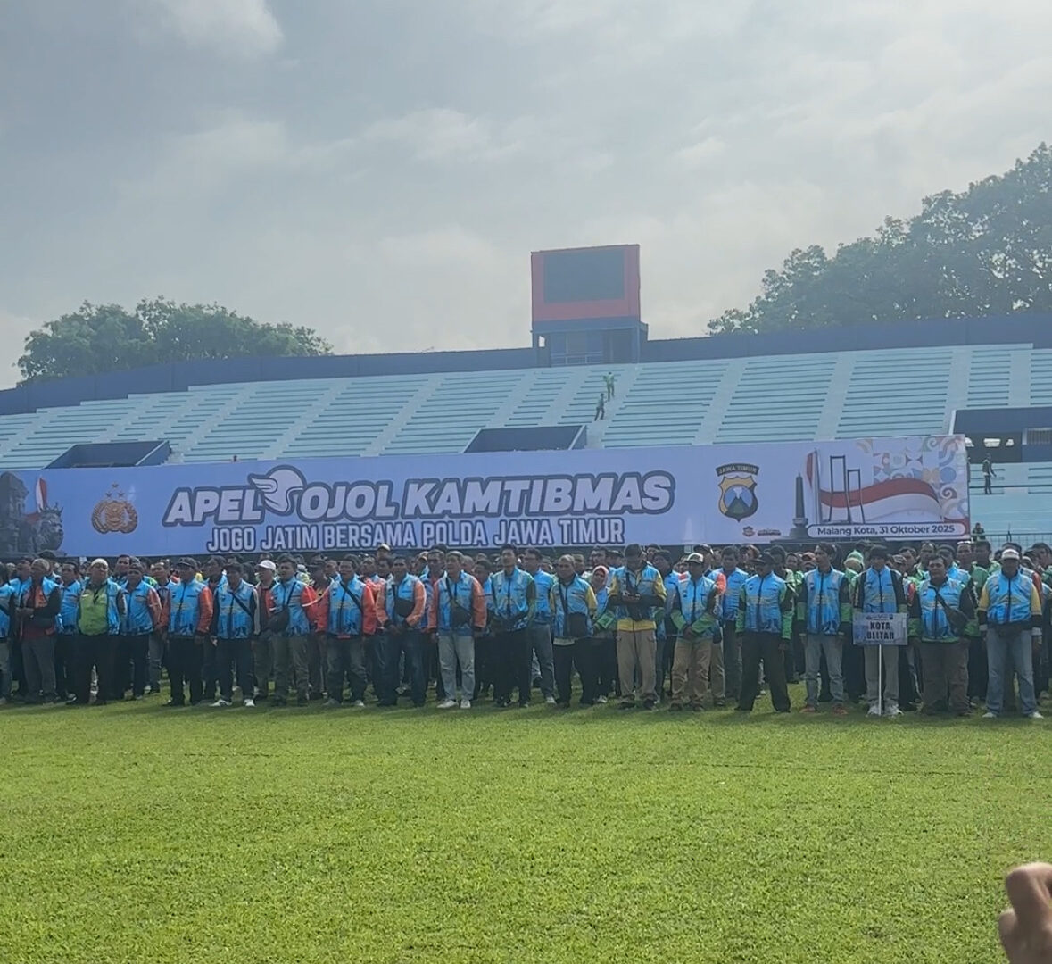 Ribuan Pengemudi Ojol Mengikuti Apel Kamtibmas Bareng Polri Di Stadion Gajayana