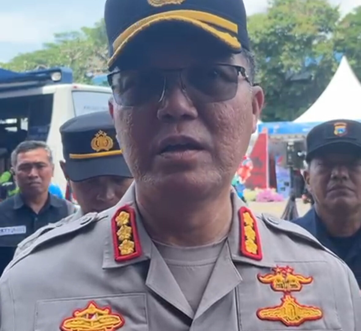 Kabid Humas Polda Jatim Jules Abast Memberikan Keterangan Soal Motor Brebet Kepada Awak Media