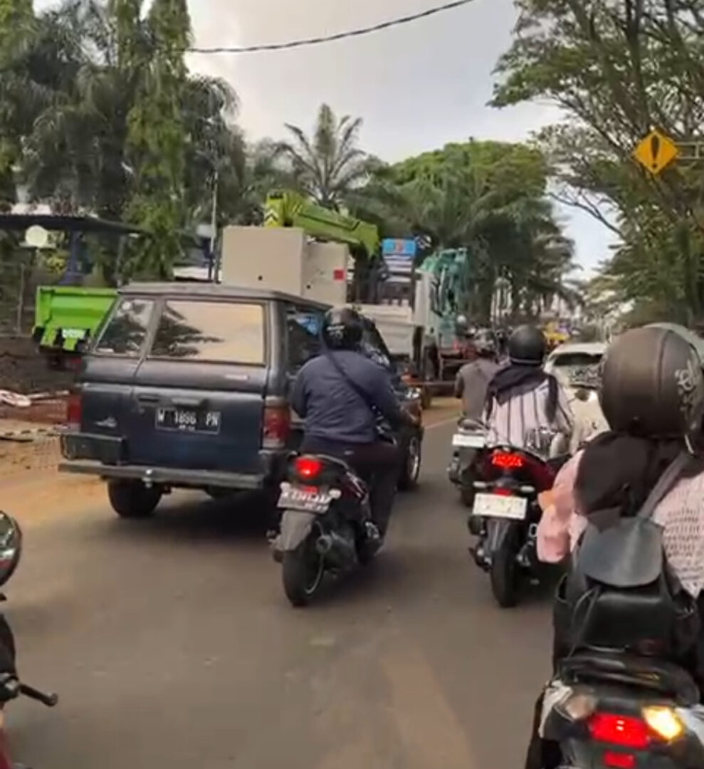 Kendaraan padat arah Taman Krida akibat proyek drainase