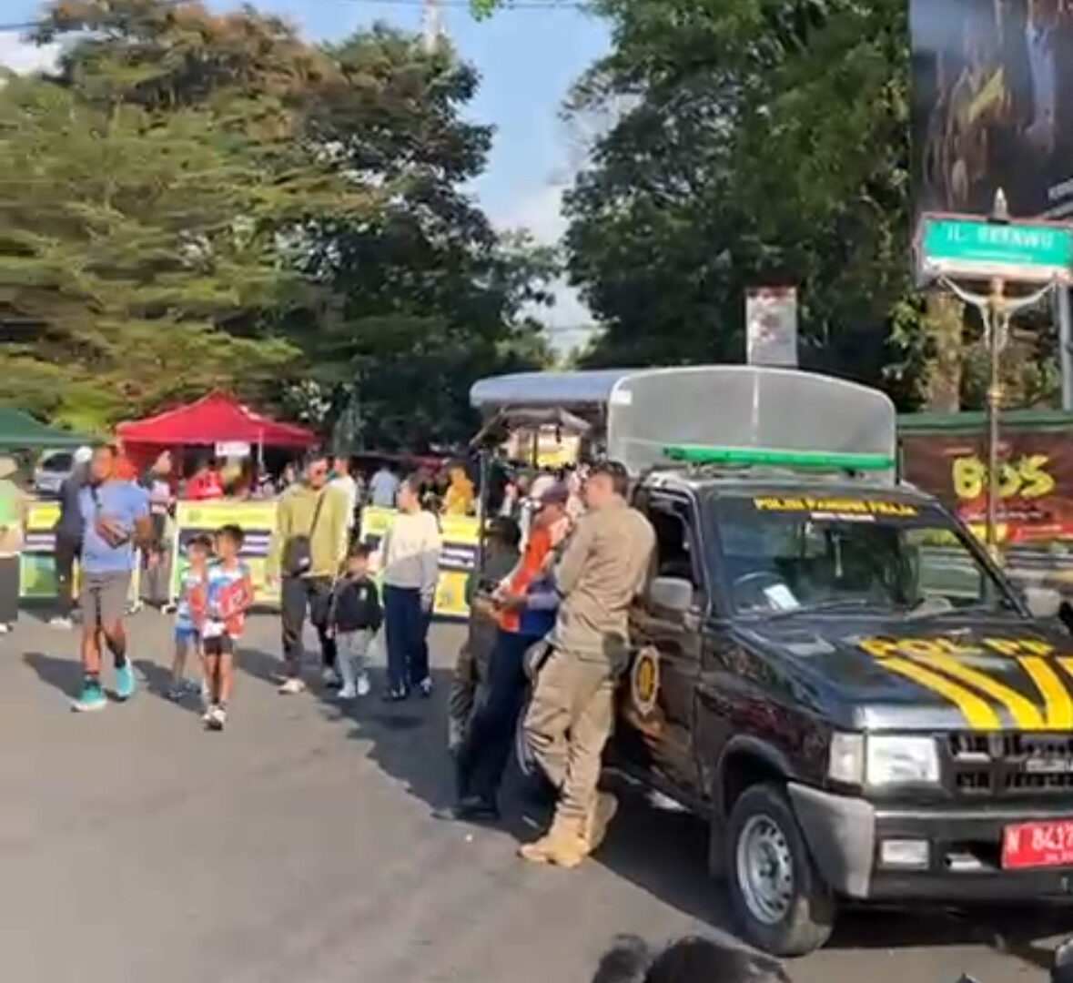 Petugas Satpol PP Berjaga Di CFD Malang