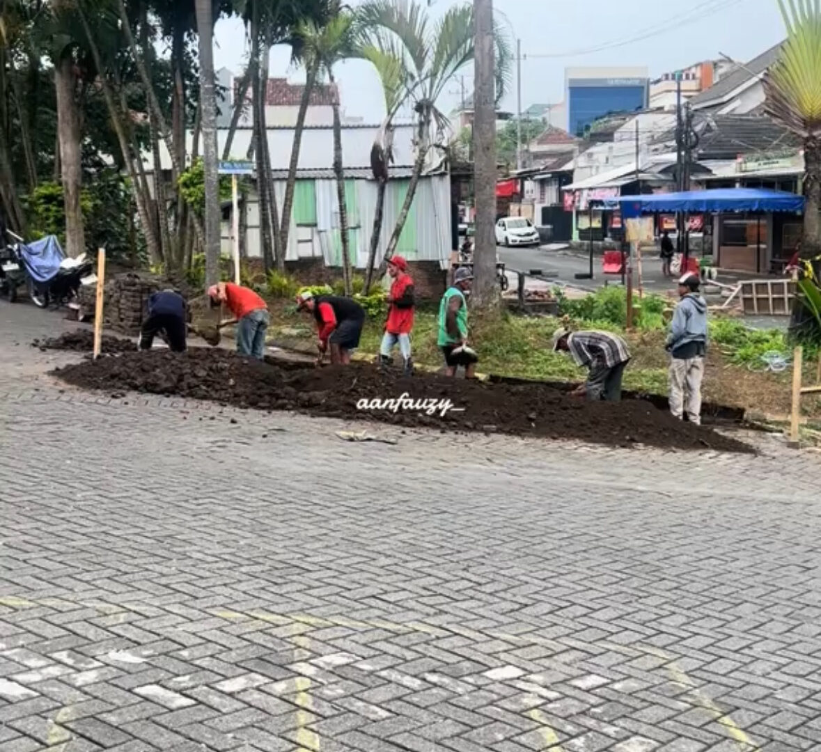 Proses Pemasangan Jembatan Bailey Di Sonokembang Oleh Petugas DPUPRPKP