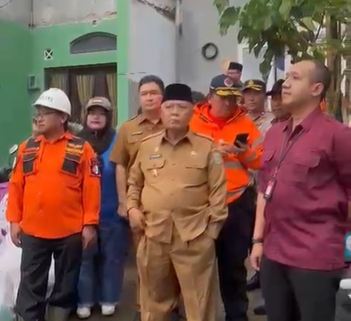 Bupati Malang H. Sanusi Meninjau Rumah Warga Rusak Akibat Puting Beliung Di Desa Sumbersekar