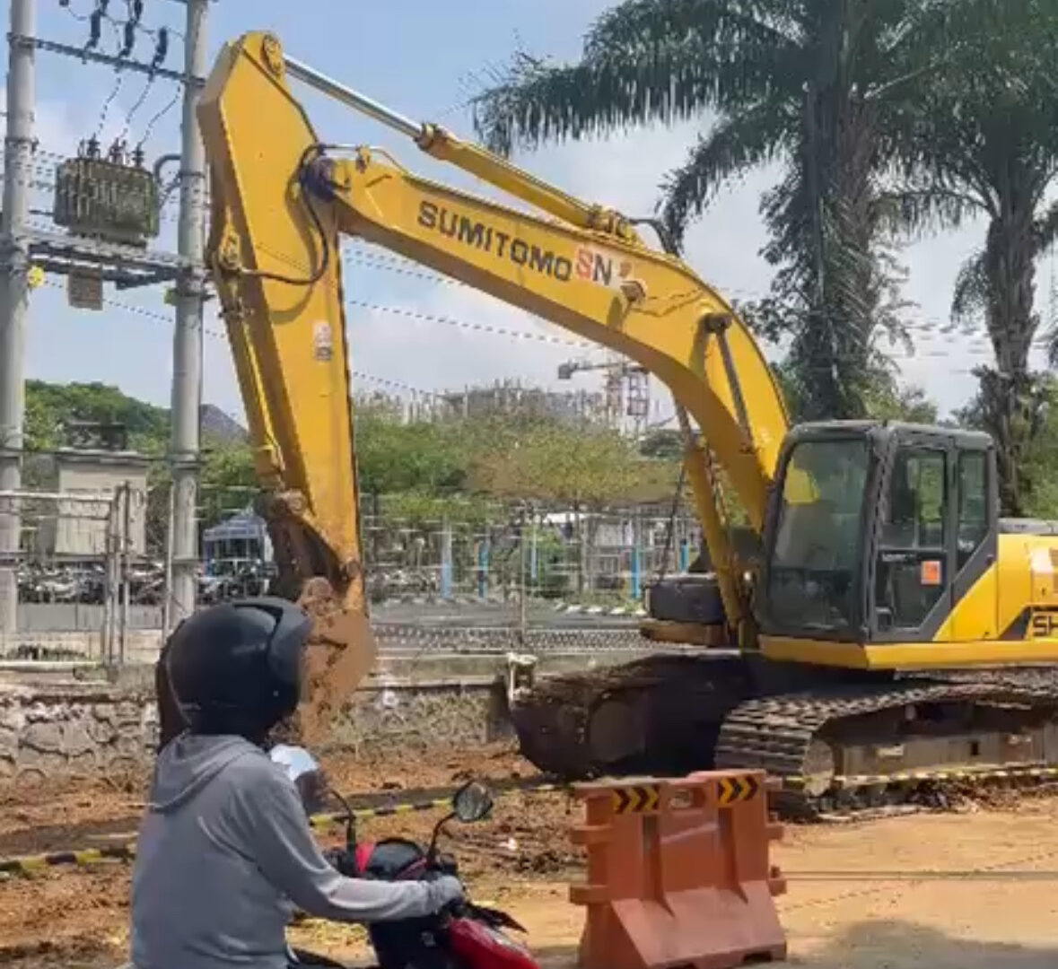 Alat Berat Melakukan Pengerjaan Drainase Di Jalan Soekarno Hatta Kota Malang
